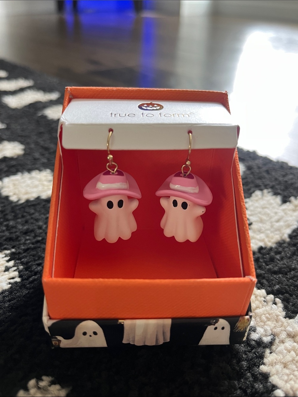 NWT ⚜️💖⚜️ True To Form Viral Ghost pink cowboy hat Halloween dangle Earrings
